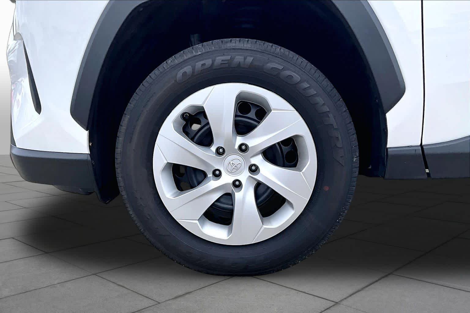 Used 2025 Ice Cap Toyota LE image 10