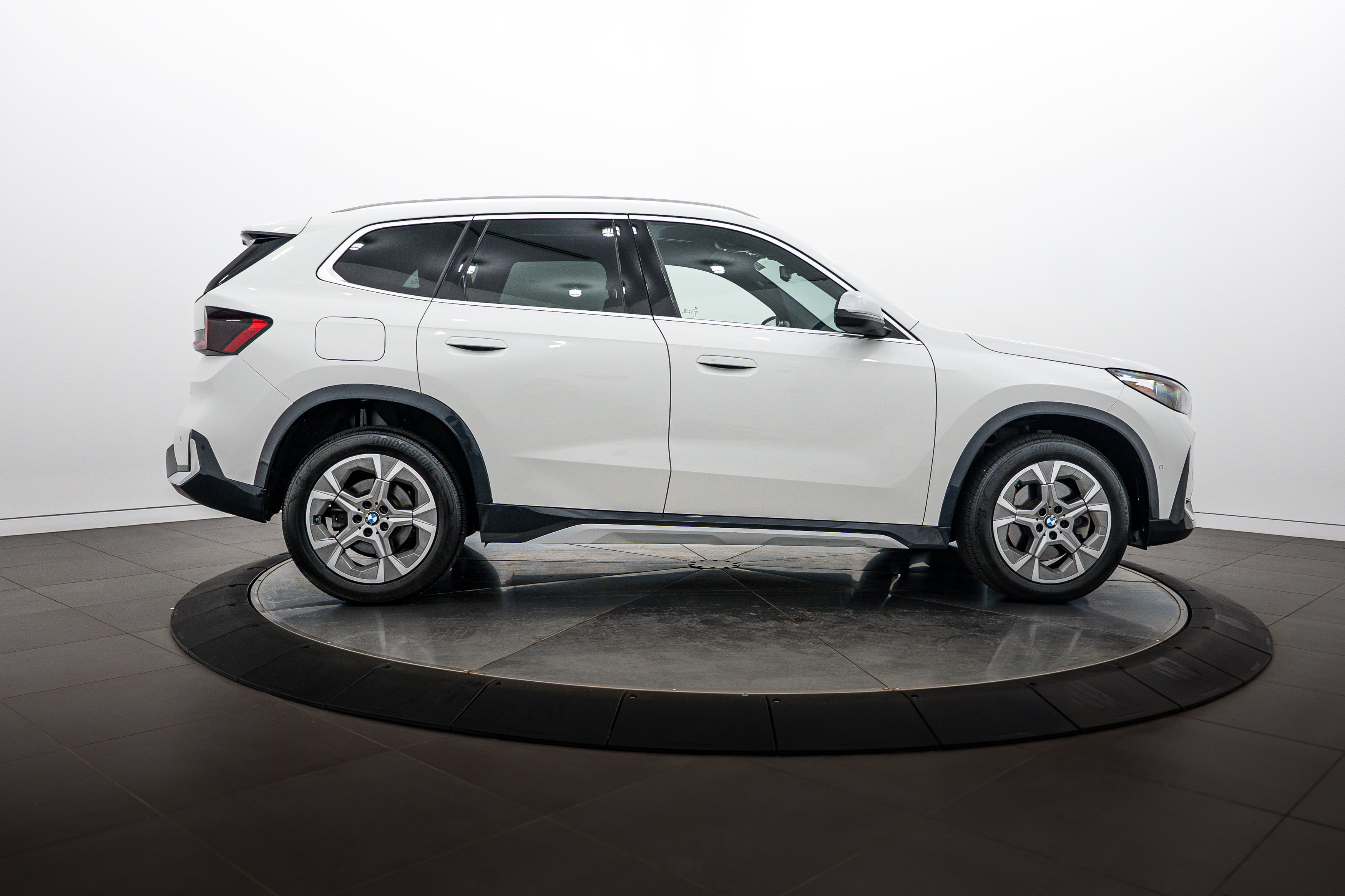 Used 2023 Alpine White BMW xDrive28i image 3