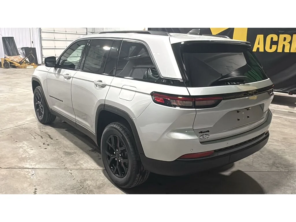 New 2026 Silver Zynith Exterior Paint Jeep Laredo Altitude image 9