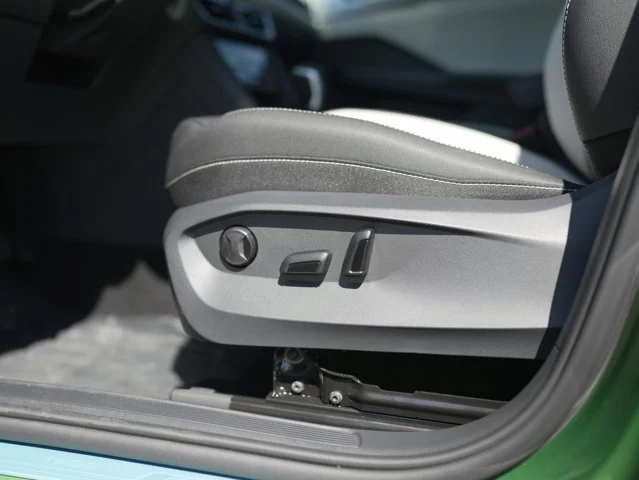 2025 Volkswagen Taos SEL - Photo 26