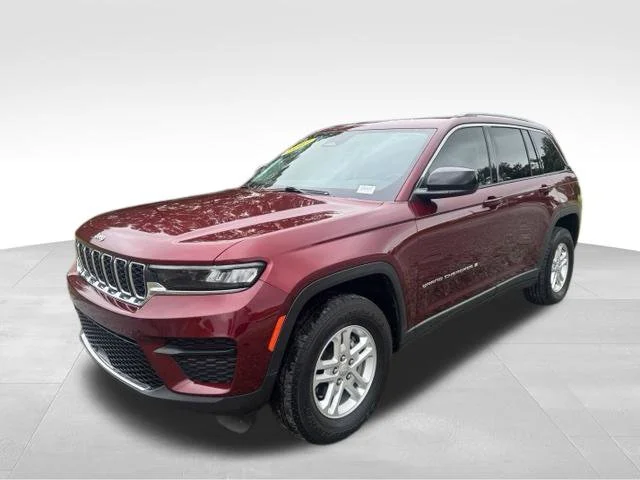 Used 2023 Red Jeep Laredo image 3