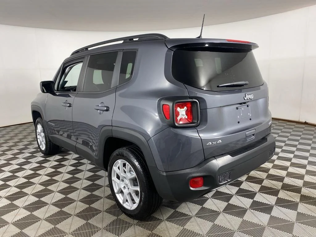 Used 2022 Gray Jeep Latitude image 5