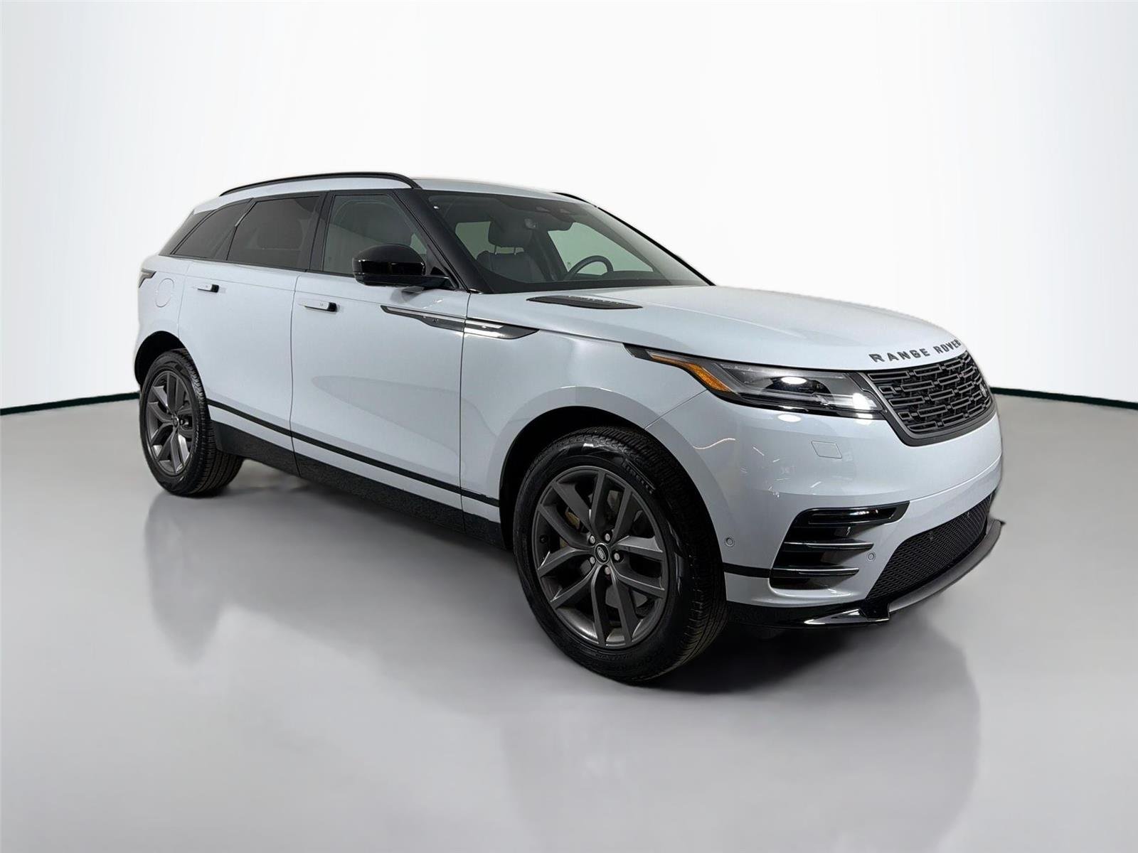 Used 2026 Arroios Grey Land Rover Dynamic SE image 3