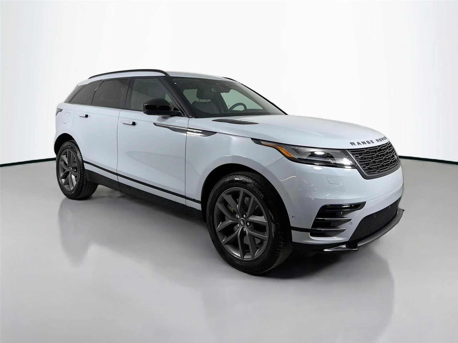 Used 2026 Arroios Grey Land Rover Dynamic SE image 3