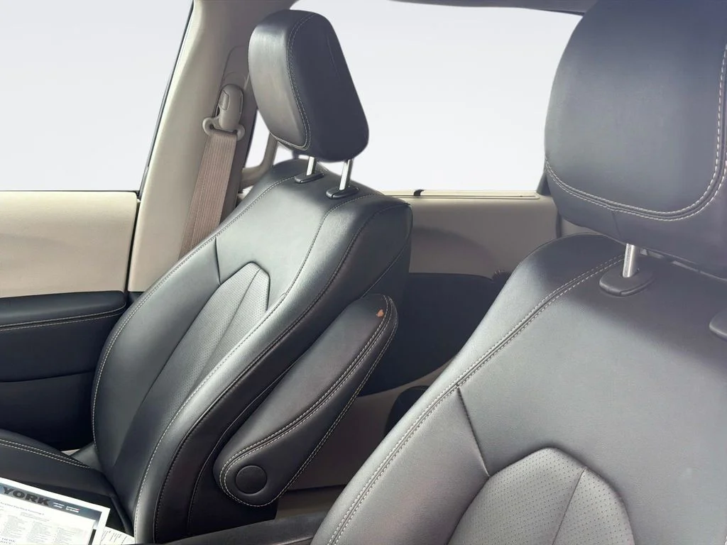 Used 2024 Silver Chrysler Touring L image 15