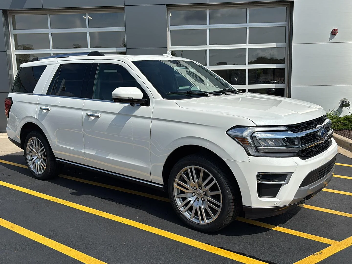 Used 2023 Star White Ford Limited image 2