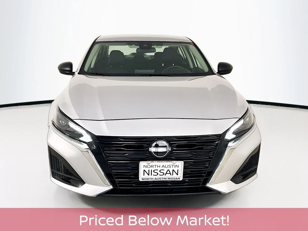 Certified Used 2024 Silver Nissan 2.5 SV image 3