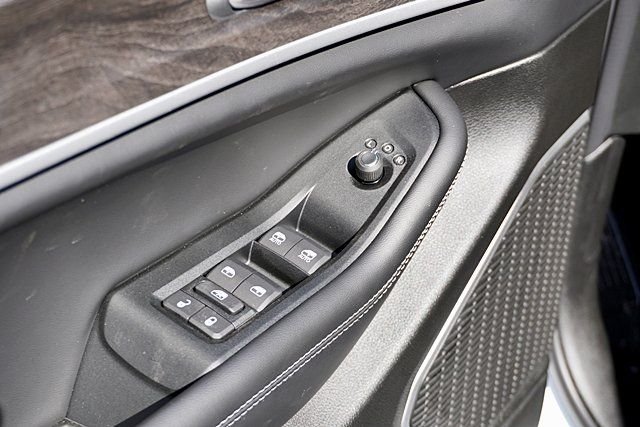 New 2026 Bright White Clear-Coat Exterior Paint Jeep Limited image 29