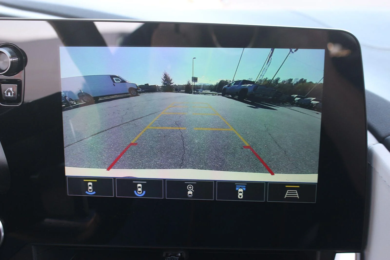 Used 2020 ARCTIC WHITE Chevrolet 2LT image 25