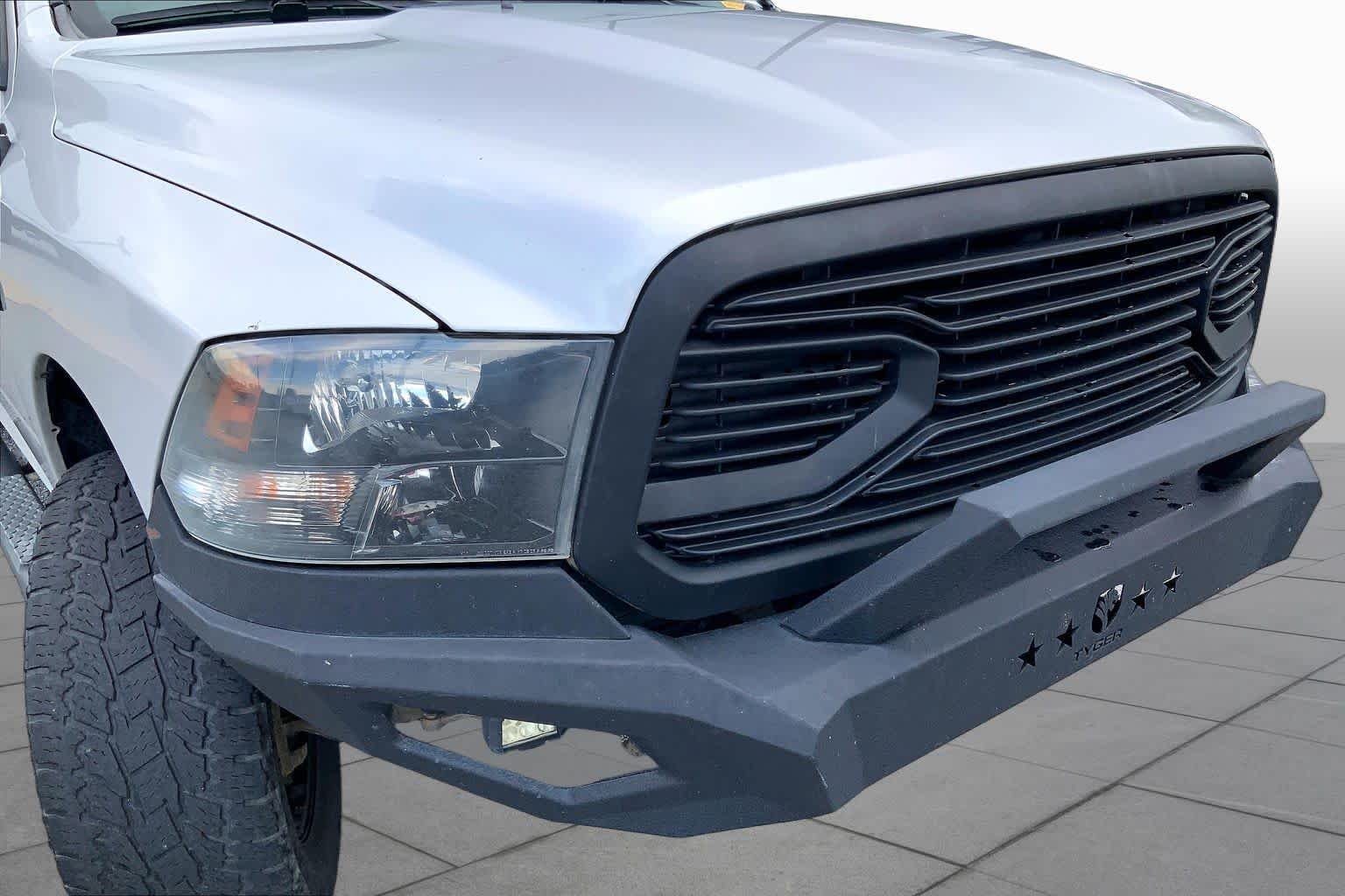 Used 2017 Bright Silver Clearcoat Metallic Ram Express image 27