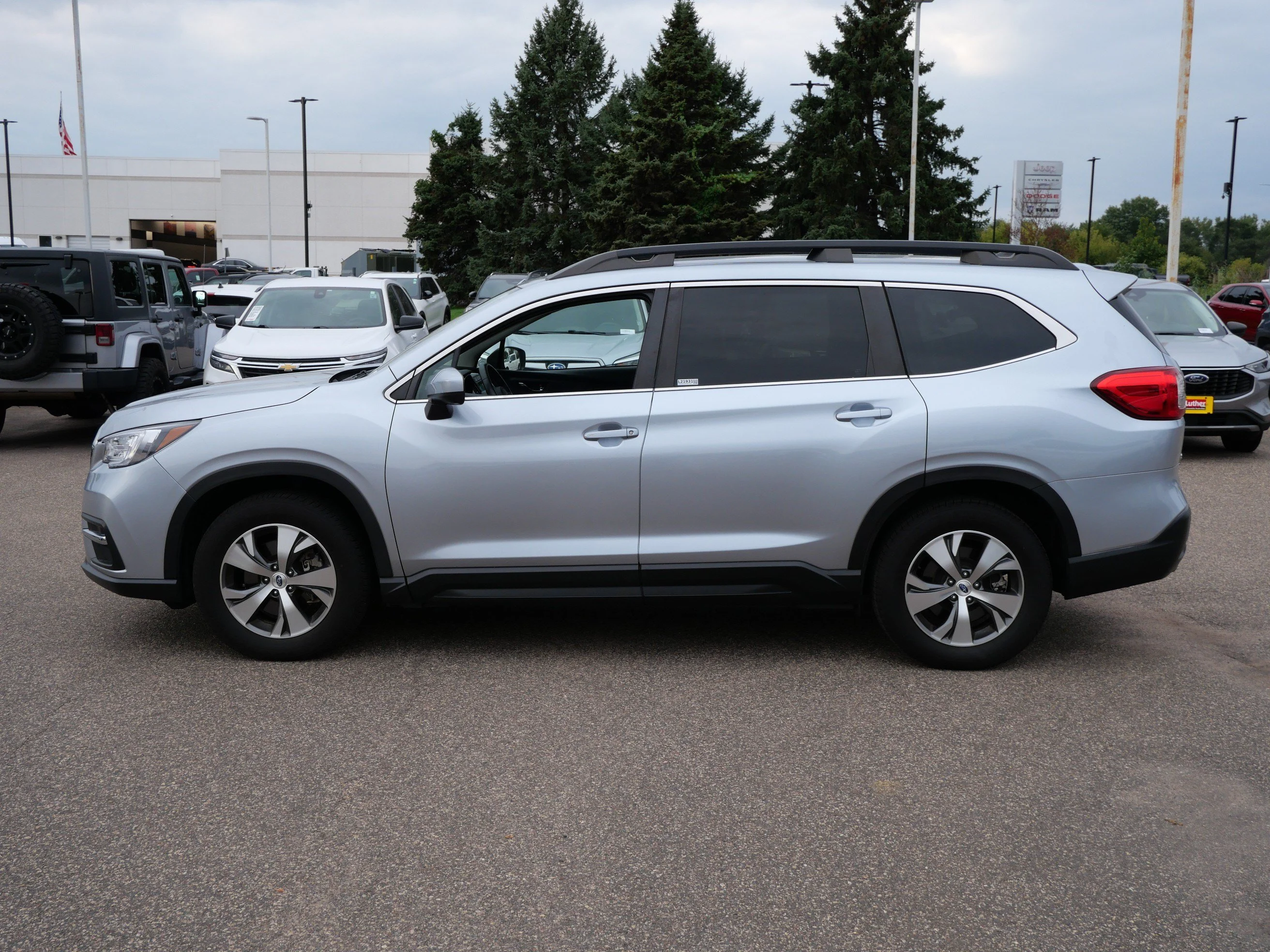 Used 2022 Ice Silver Metallic Subaru Premium image 4