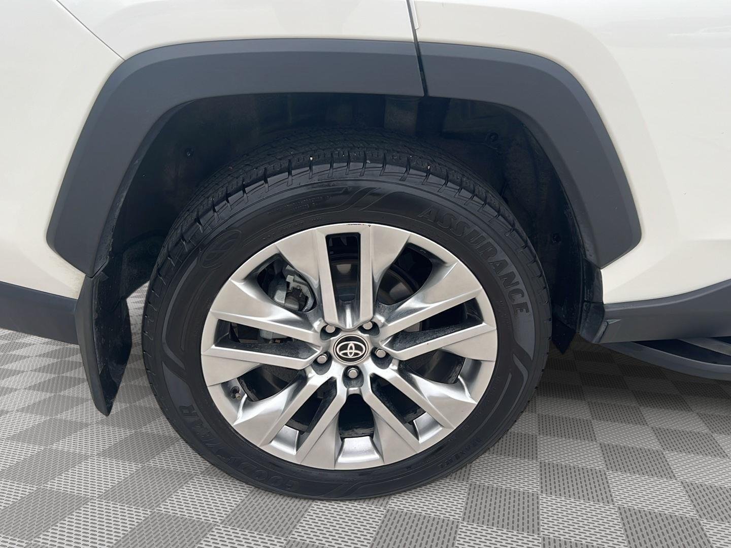 Used 2022 Blizzard Pearl Toyota XLE Premium image 13