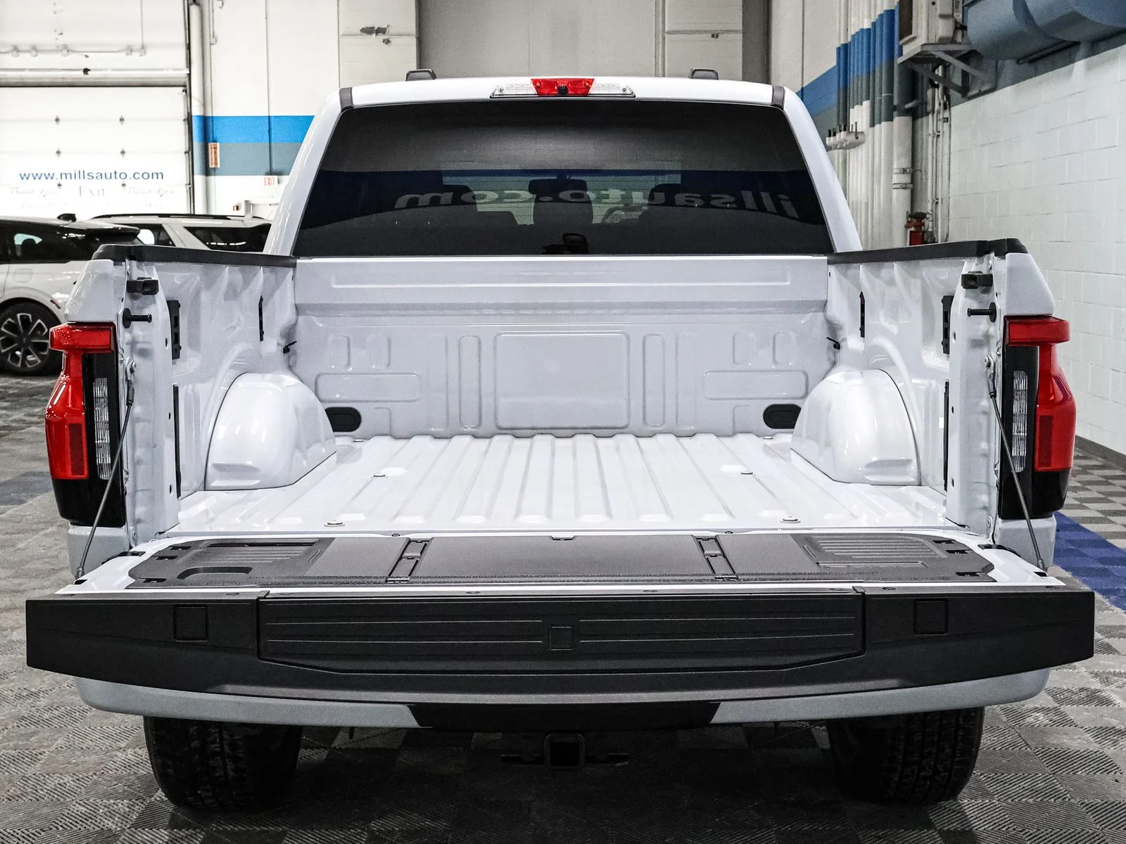 2025 Ford F-150 Lightning Flash - Photo 18