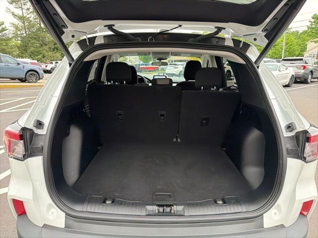 Used 2022 White Ford SE image 6