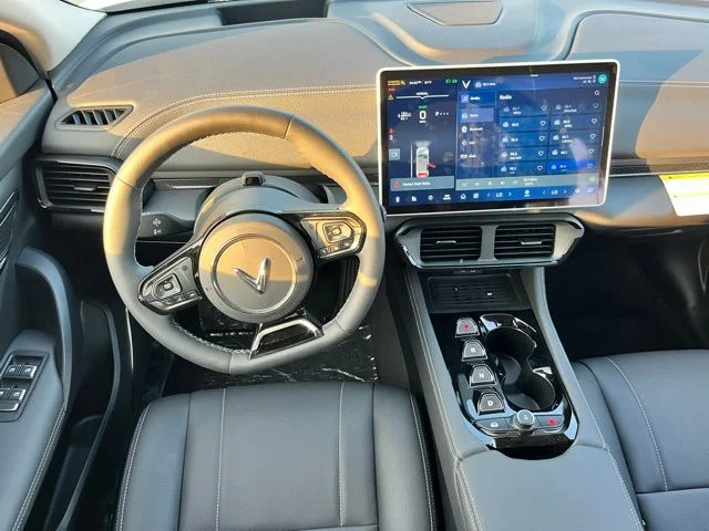2025 VinFast VF 8 Eco - Photo 10