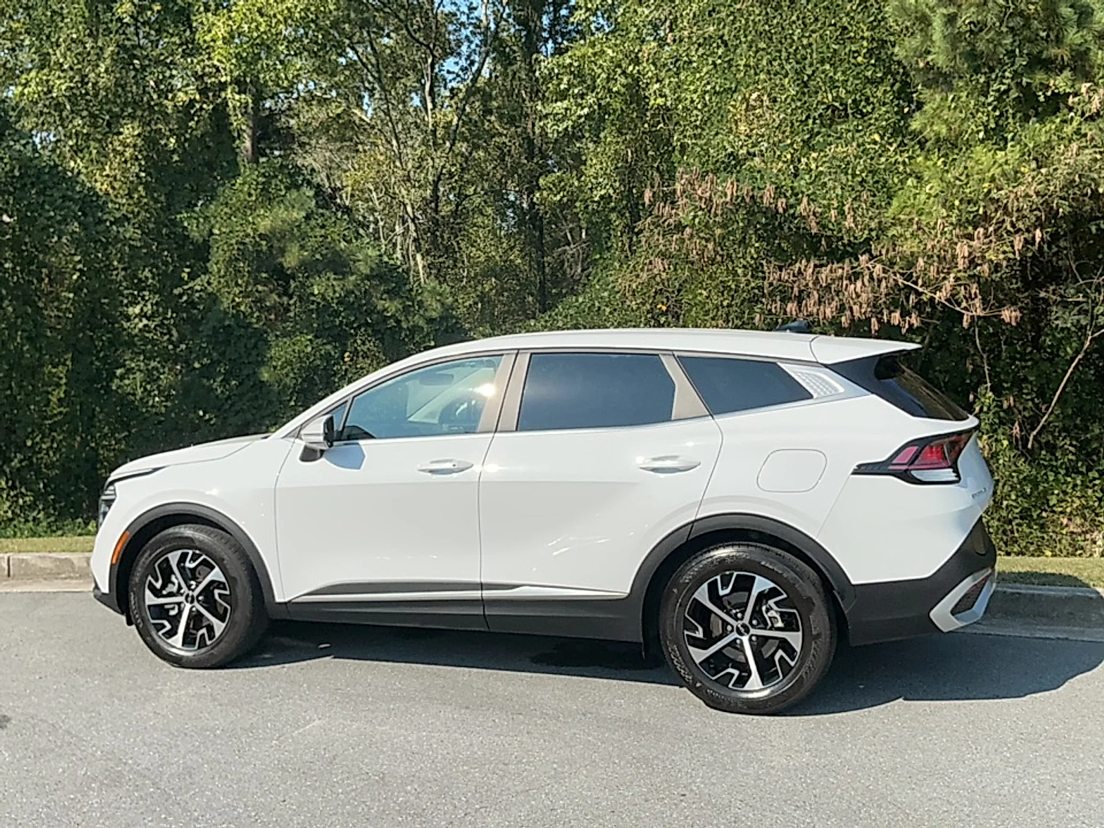 Used 2025 Glacial White Pearl Kia EX image 3