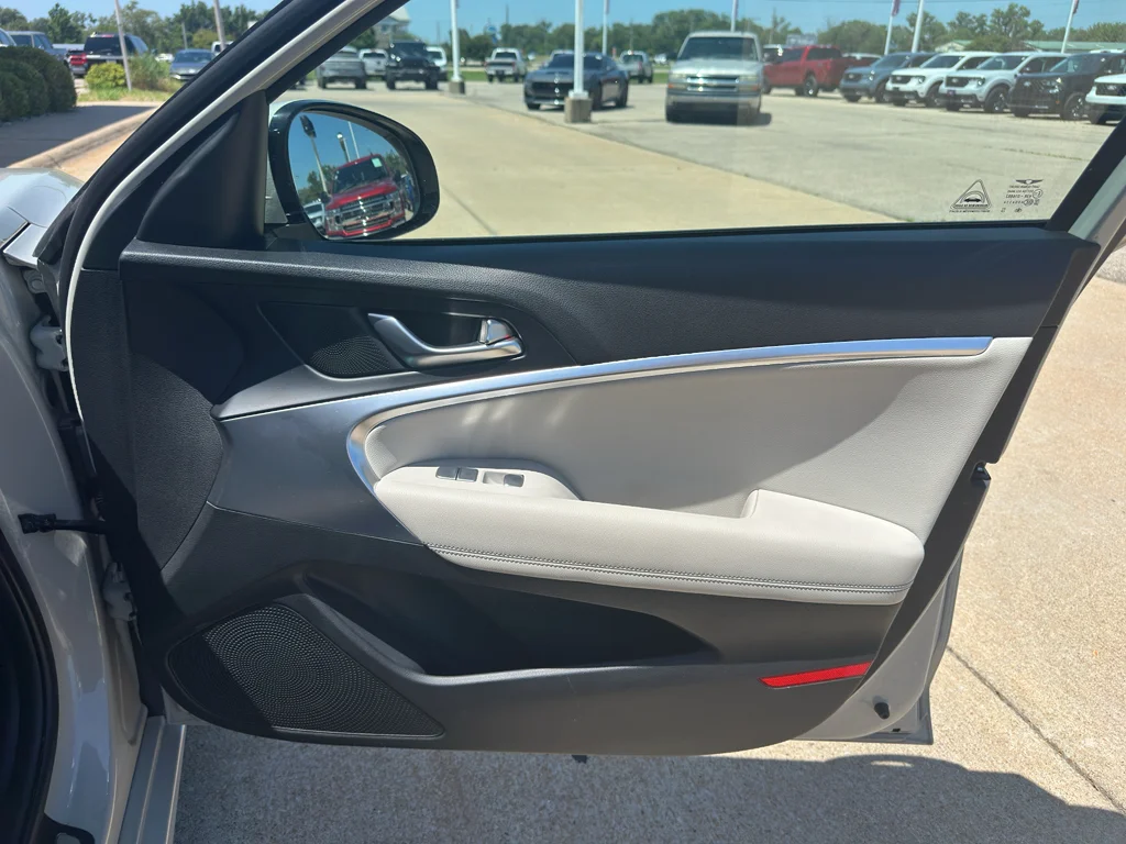 Used 2025  Genesis 2.5T image 29