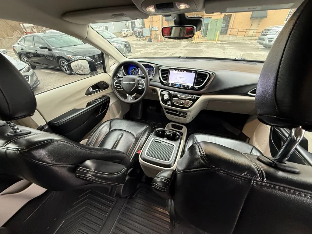 Used 2022 Black Chrysler Touring L image 23