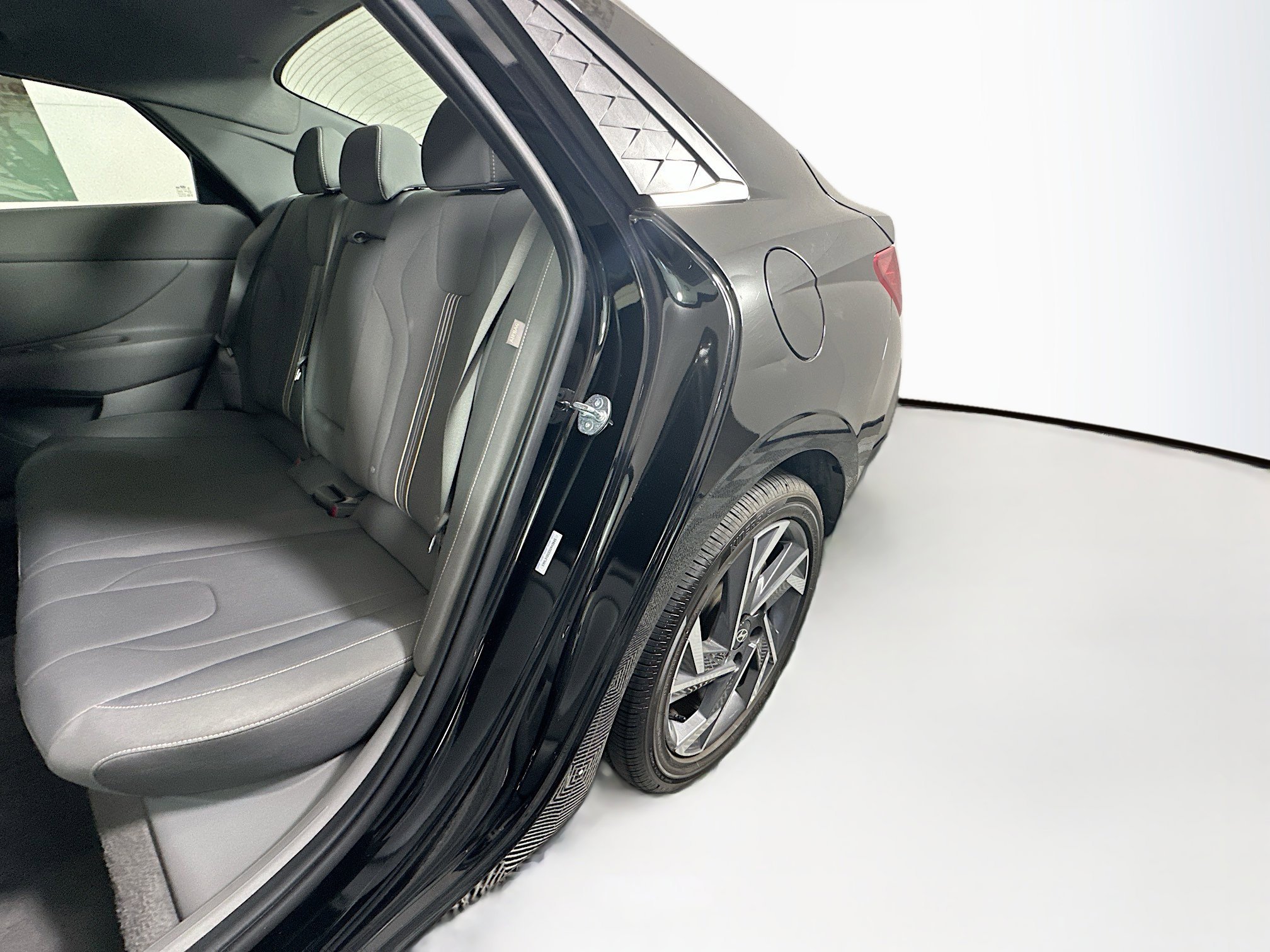 Used 2025 Abyss Black Hyundai SEL Convenience image 26