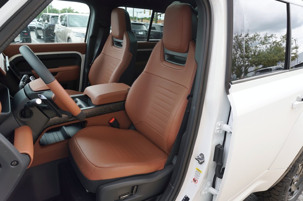 New 2026 Fuji White Land Rover OCTA image 15
