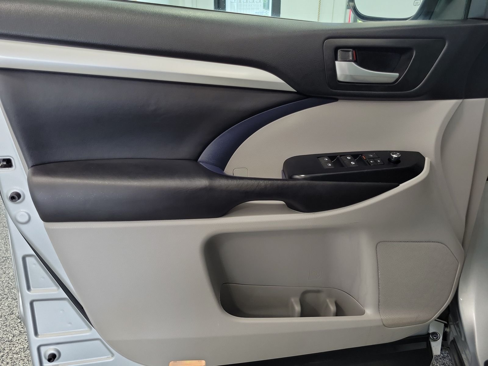 Used 2017 Silver Toyota XLE image 6