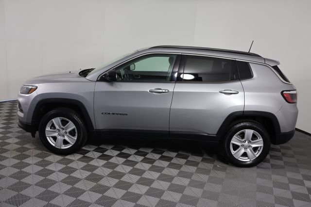 Used 2022 Silver Jeep Latitude image 5