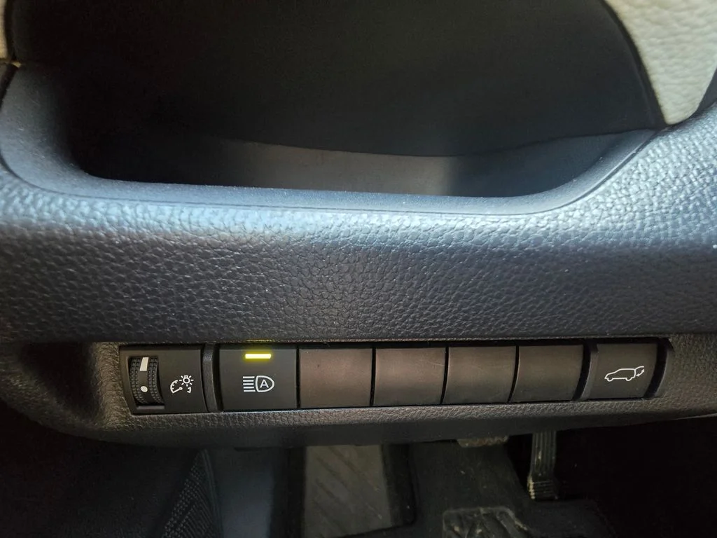 Used 2025  Toyota XLE image 18