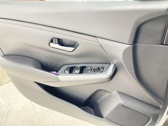 Used 2021 White Nissan SR image 13