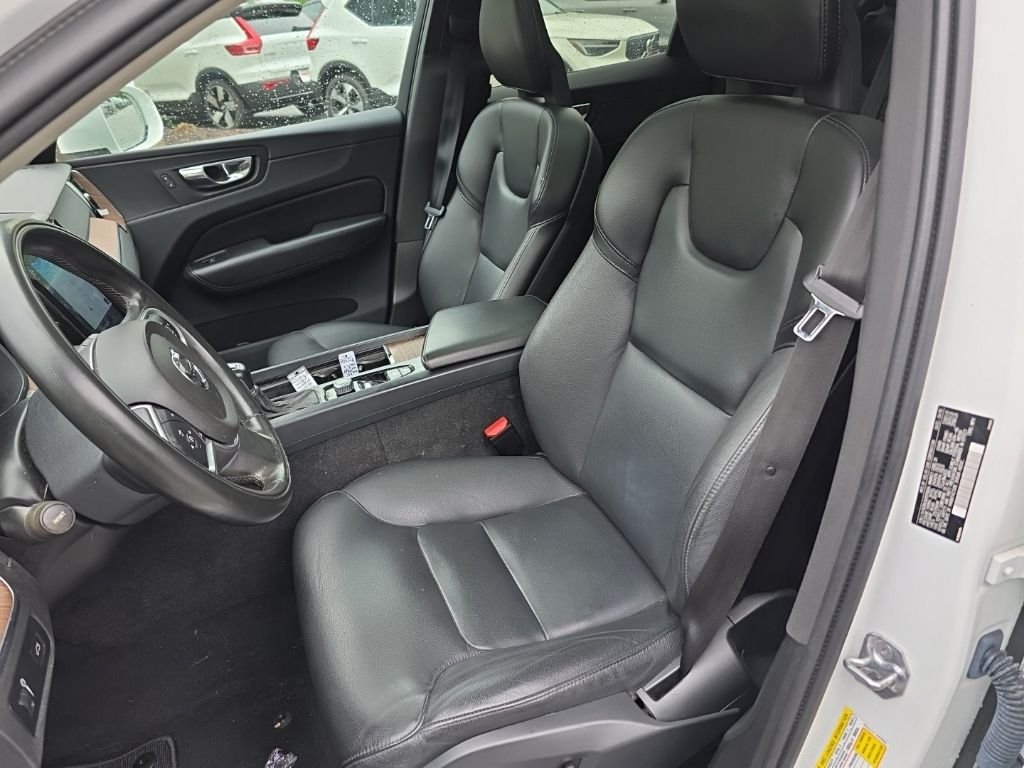 Used 2019 White Volvo T5 Momentum image 9