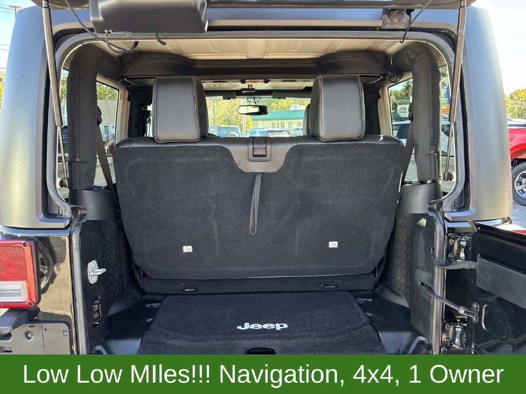 Used 2015 Black Jeep Sahara image 11