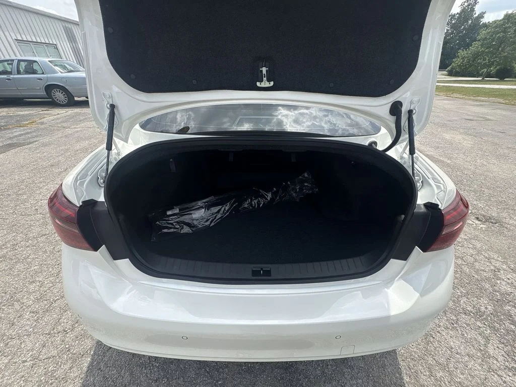 Used 2023 White INFINITI LUXE image 19