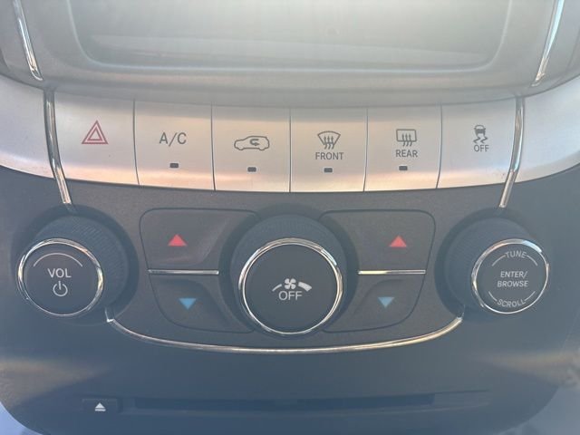 Used 2015 White Dodge SE image 19