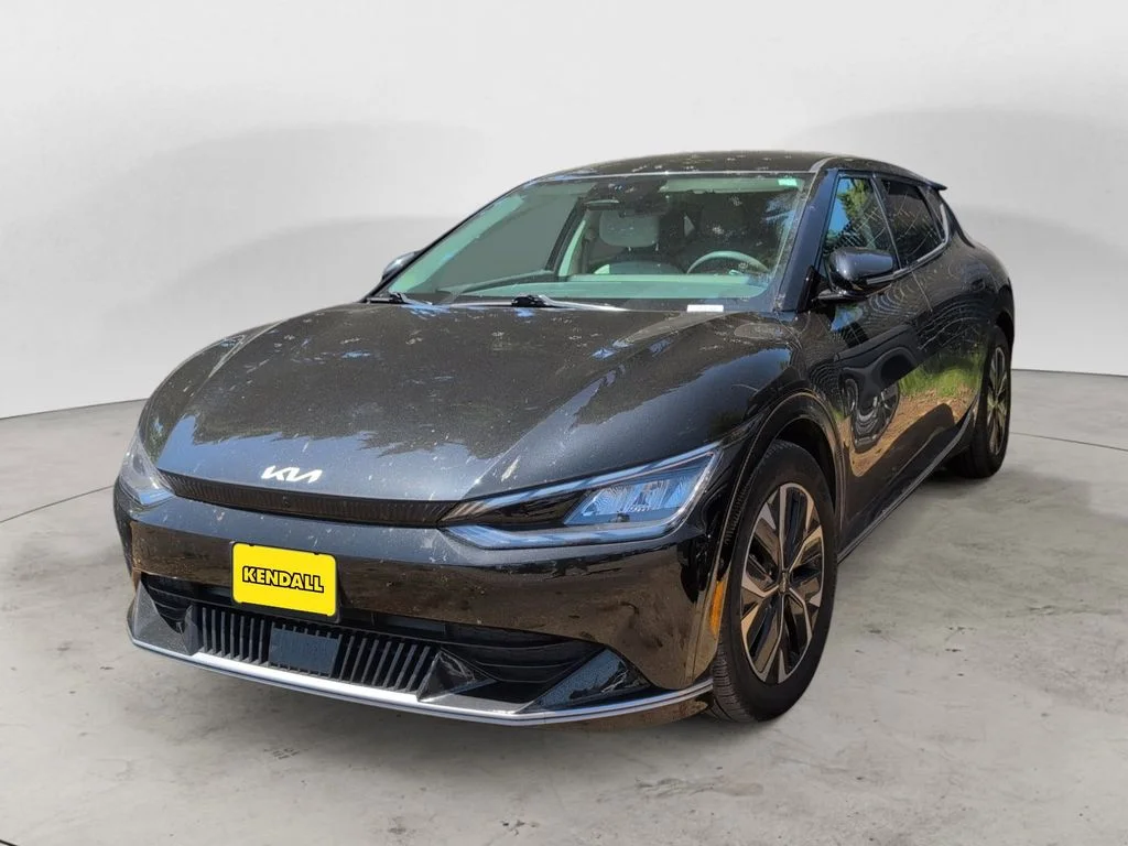 Used 2023 Black Kia Wind image 1