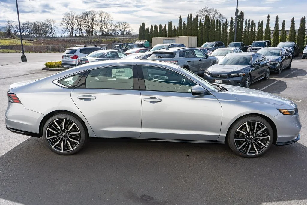 New 2026 Solar Silver Metallic Honda Touring image 5