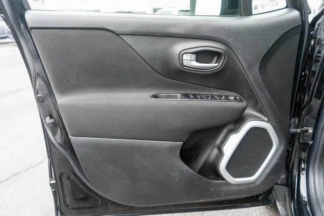 Used 2020 Black Jeep Latitude image 18