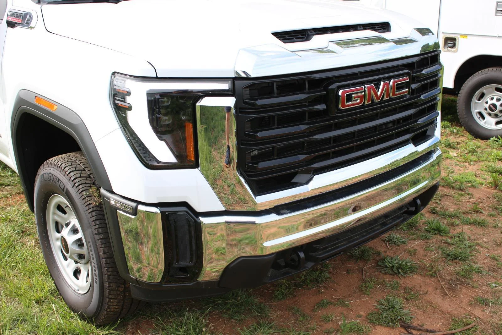 New 2025 Summit White GMC Pro image 8
