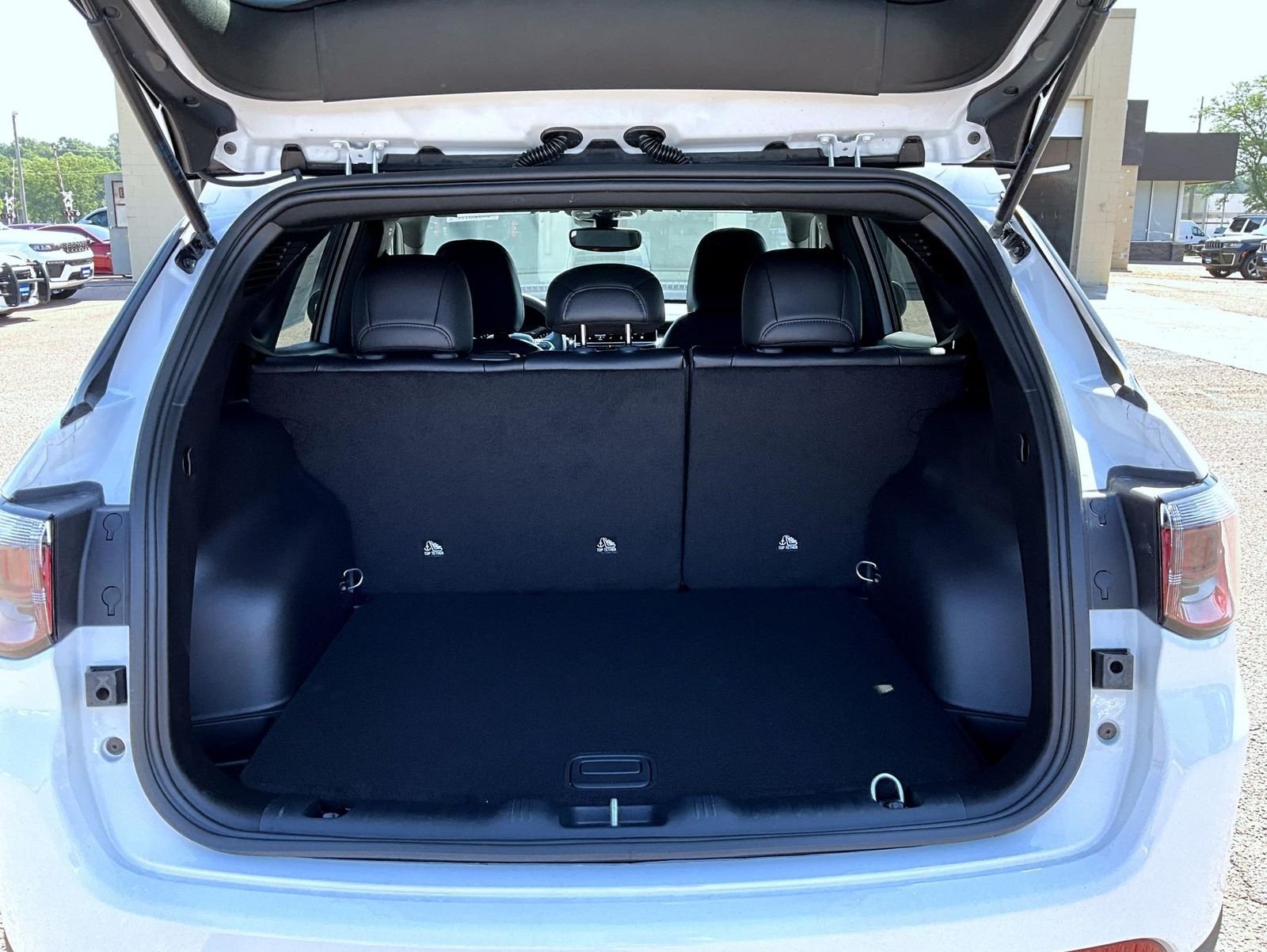 New 2026 Bright White Clearcoat Jeep Latitude image 9
