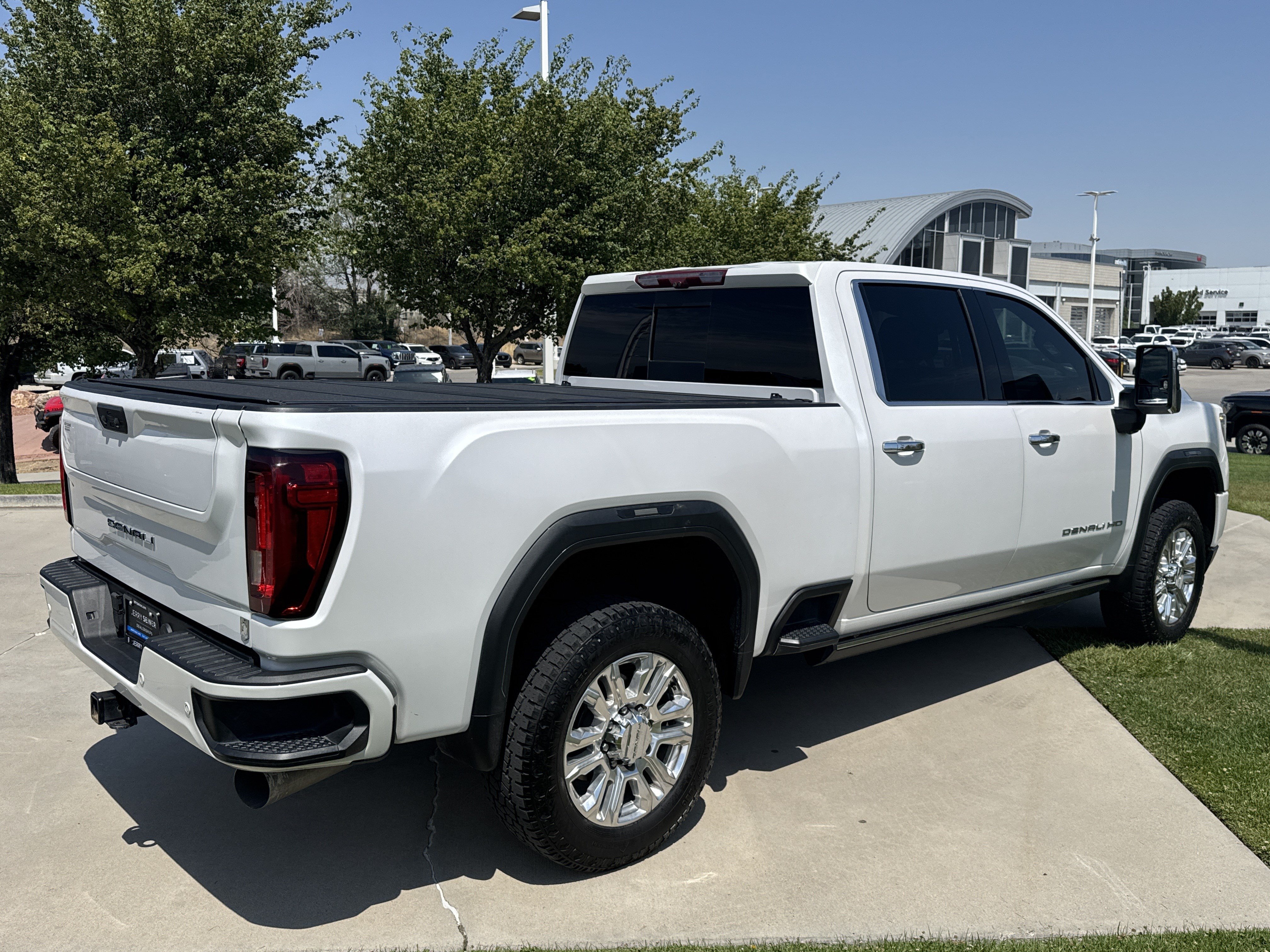 Used 2021 WHITE FROST TRICOAT GMC Denali image 5