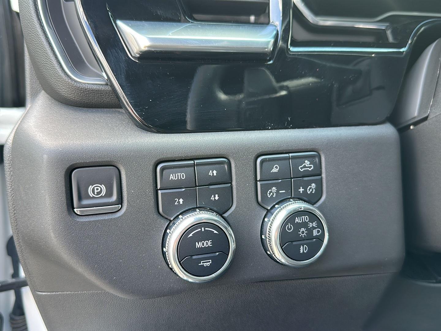 Used 2025 Summit White GMC SLT image 18