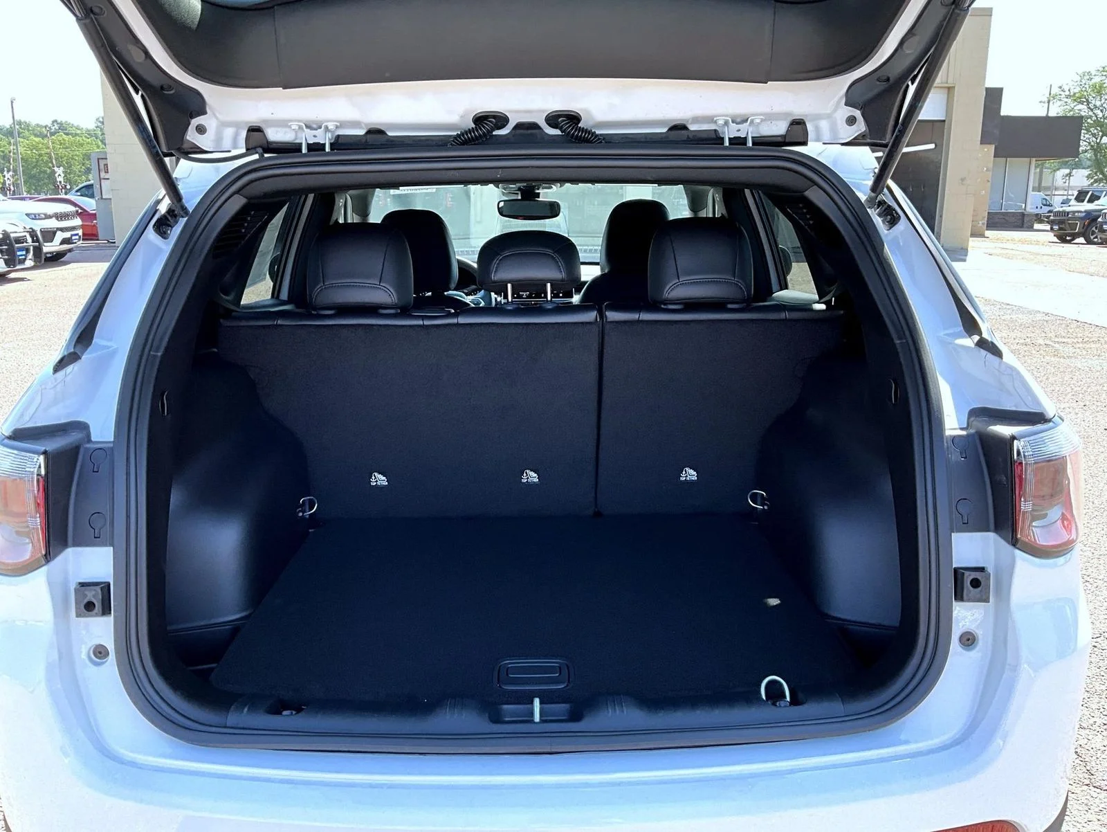 New 2026 White Jeep Latitude image 9