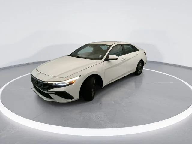 Used 2024 White Hyundai SEL image 2