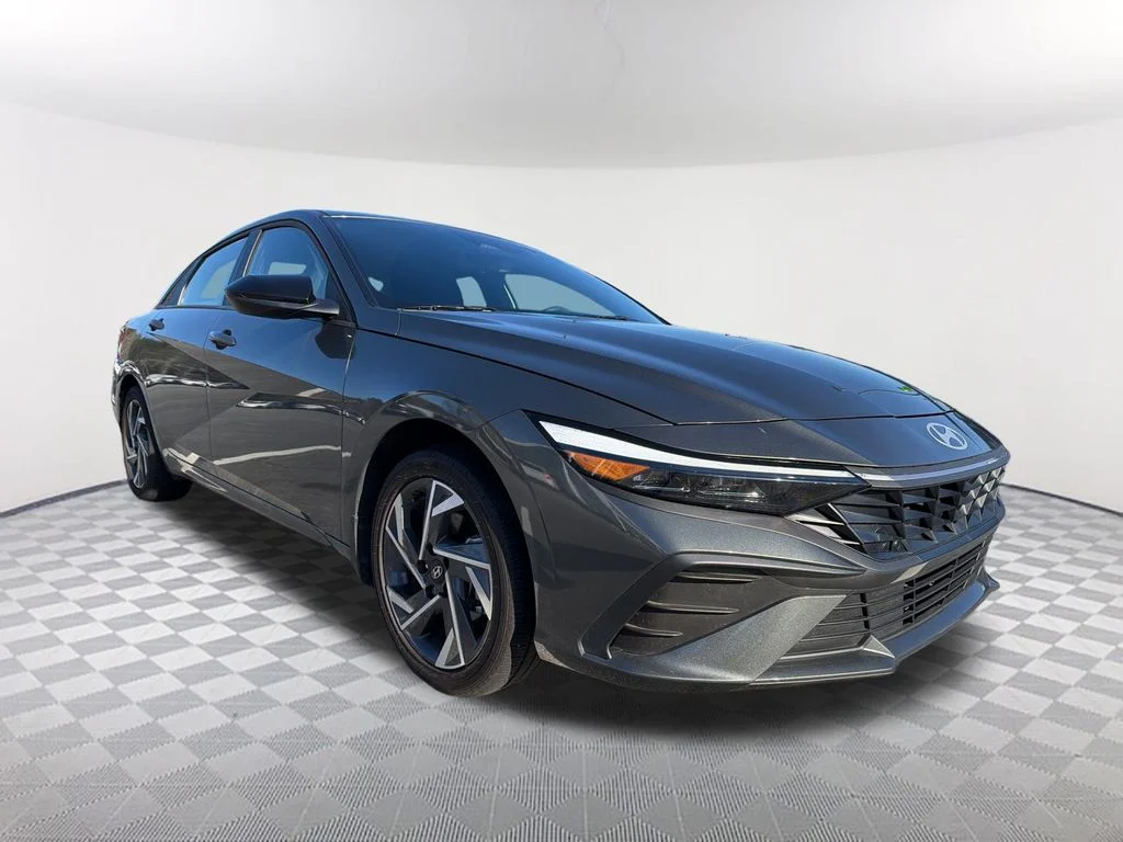 Used 2025 Gray Hyundai SEL Sport image 3