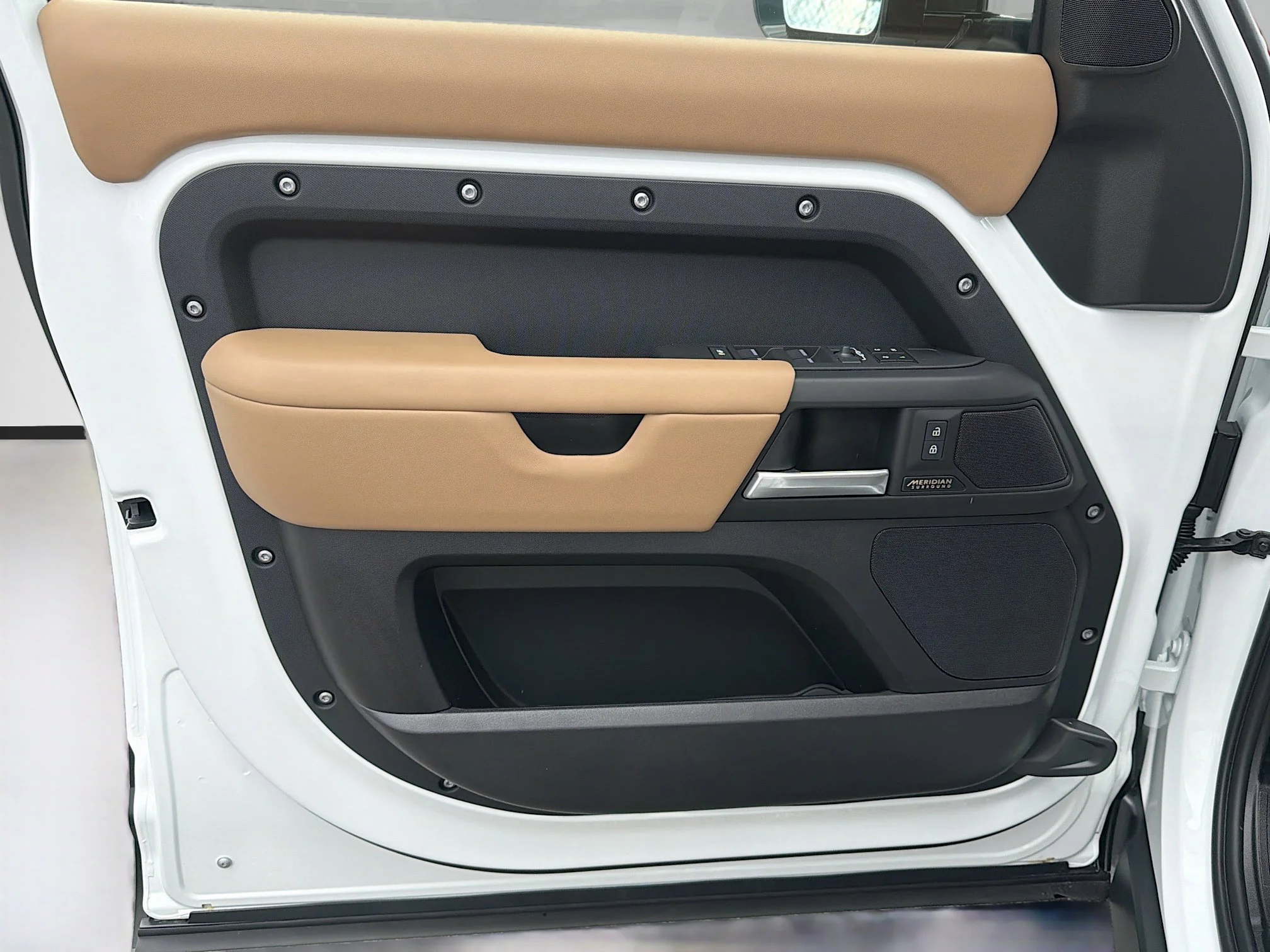 New 2026 Fuji White Land Rover X-Dynamic SE image 21
