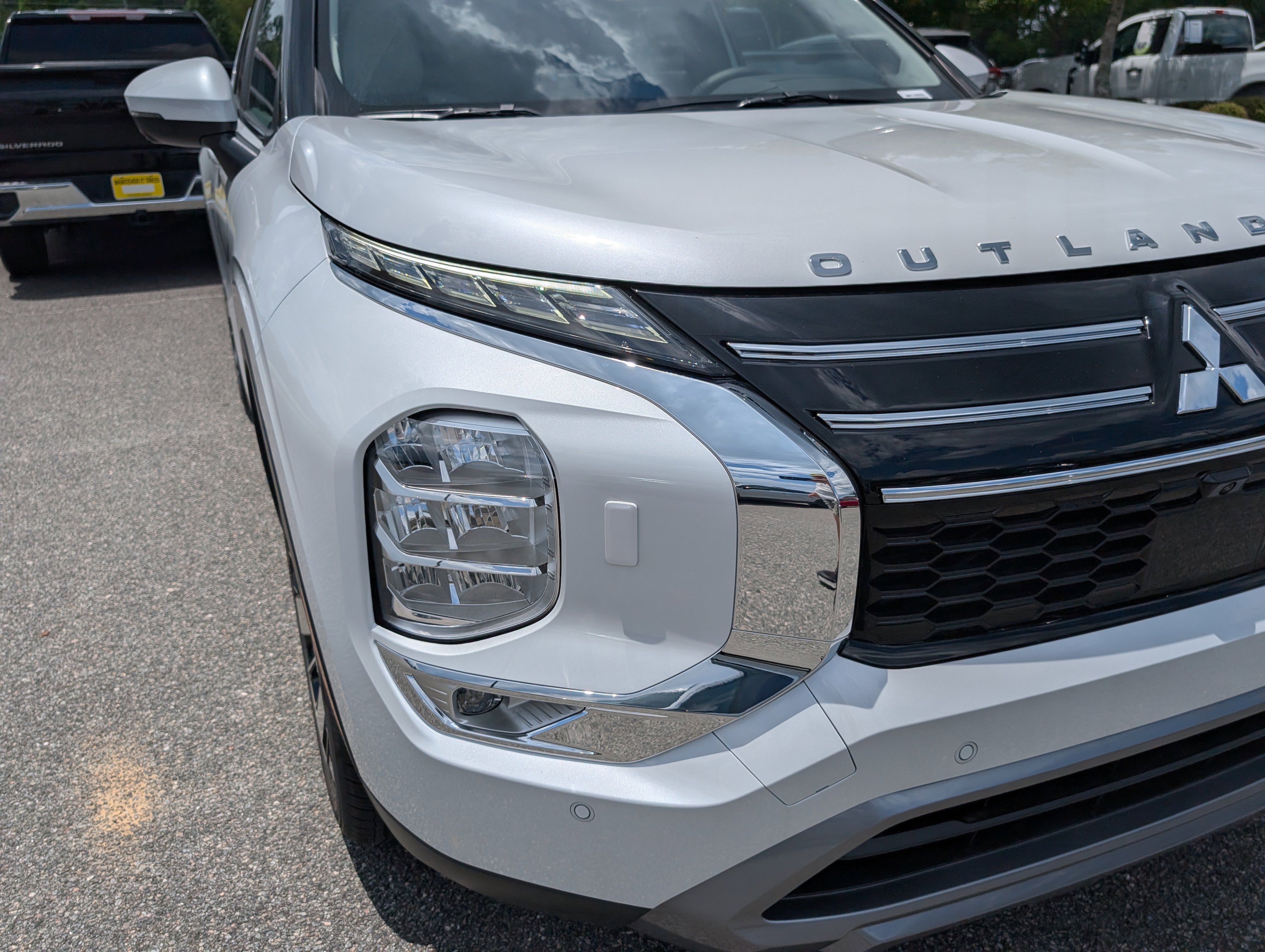 Used 2025 White Diamond Mitsubishi SE image 19