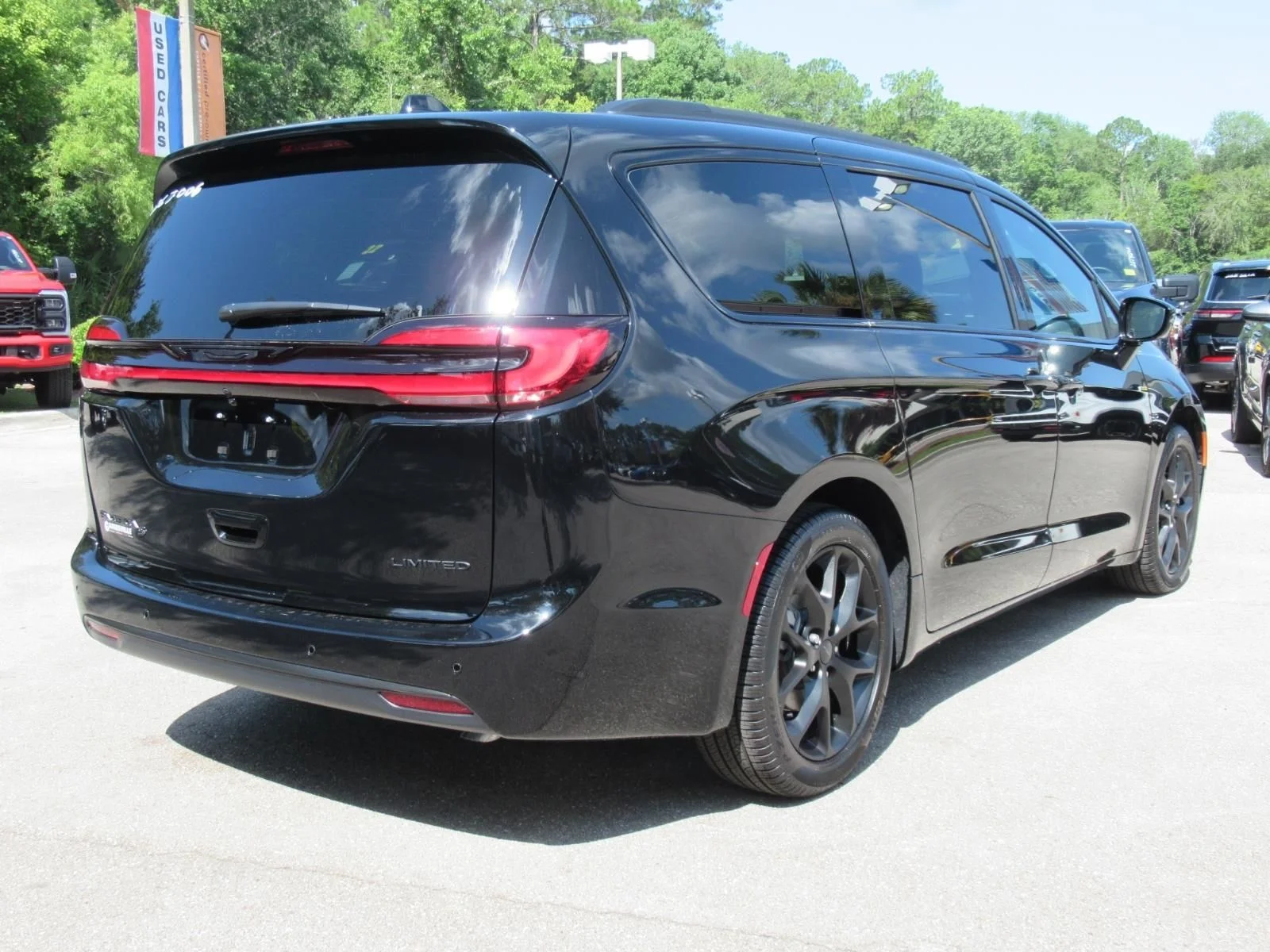 New 2027 Diamond Black Crystal Pearl-Coat Exterior Paint Chrysler Limited image 7