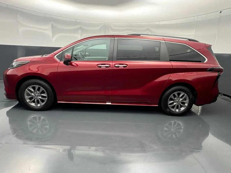 Used 2023  Toyota XLE Minivan 4D image 6