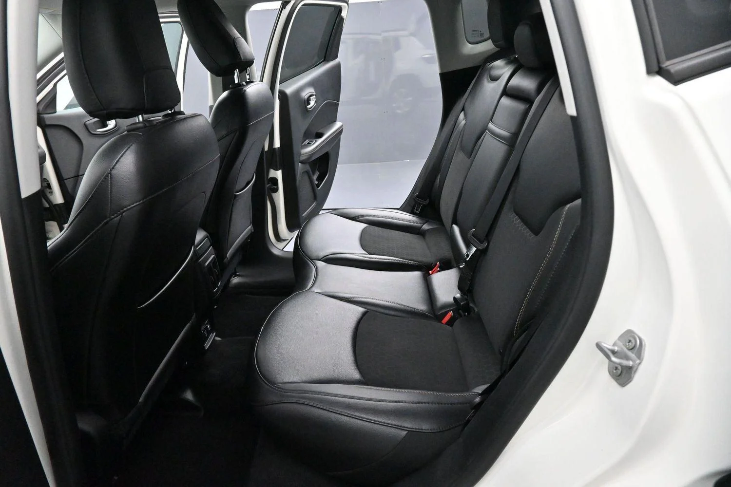 Used 2019 White Clearcoat Jeep Latitude image 26