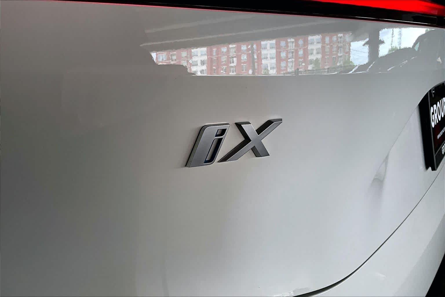 Used 2024 Alpine White BMW xDrive50 image 9
