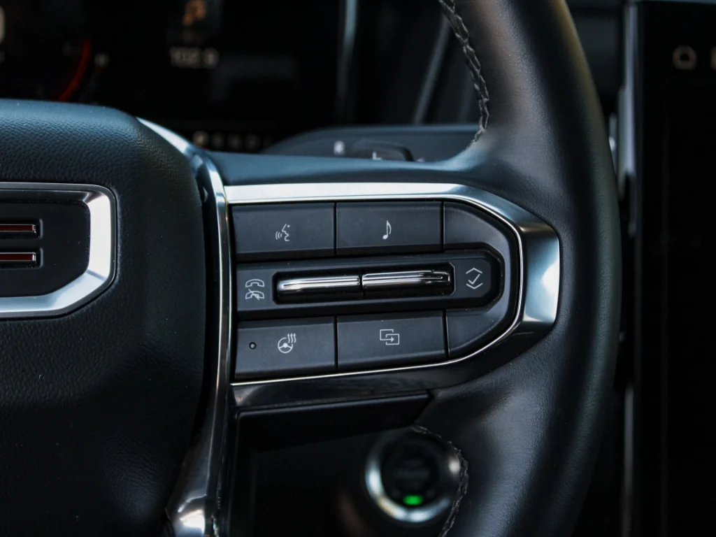 Used 2025  GMC AWD Elevation image 13