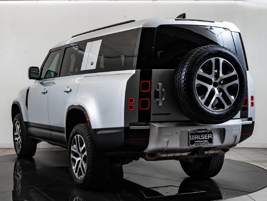 Used 2024 Hakuba Silver Metallic Land Rover S image 6